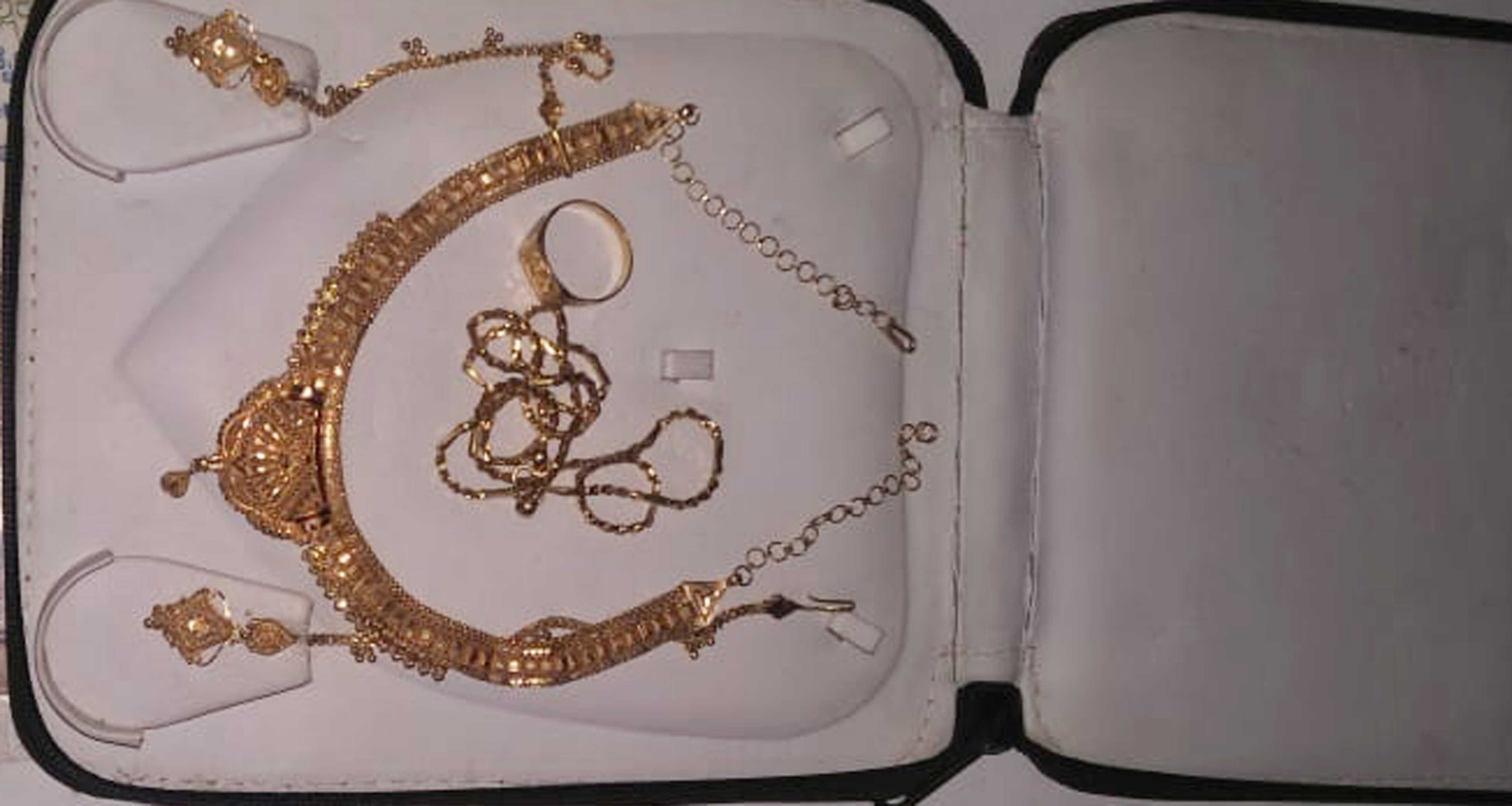 ಗುಂಡ್ಲುಪೇಟೆ: ಬಸ್ಸಿಲ್ಲಿ ಬಿಟ್ಟಿದ್ದ ಆಭರಣಗಳನ್ನು ಮಹಿಳೆಗೆ ಮರಳಿಸಿದ ಆರೋಗ್ಯಾಧಿಕಾರಿಯ ವಾಹನ ಚಾಲಕ